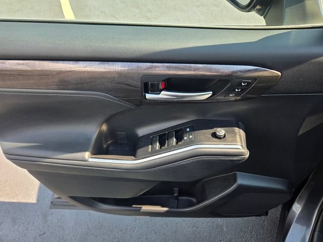 2021 Toyota Highlander Hybrid Platinum